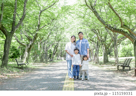 家族 親子 新緑の公園 家族 親子 新緑の公園 115159331