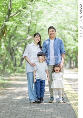 家族　親子　新緑の公園 115159332