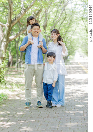 家族　親子　新緑の公園 115159344