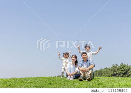 草原　家族　親子 115159365