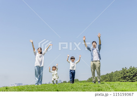 草原 家族 親子 草原 家族 親子 115159367