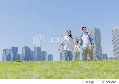 都会に住む家族 親子 都会に住む家族 親子 115159392
