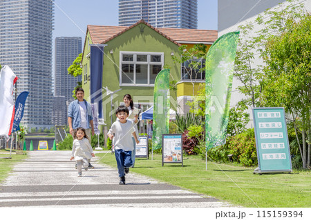 モデルハウス 見学 家族 住宅展示場 モデルハウス 見学 家族 住宅展示場 115159394