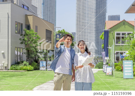 夫婦 モデルハウス 住宅展示場 見学 115159396