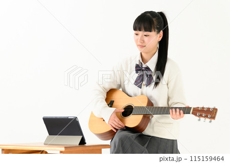 ギターを弾く女子高生　アコギ 115159464