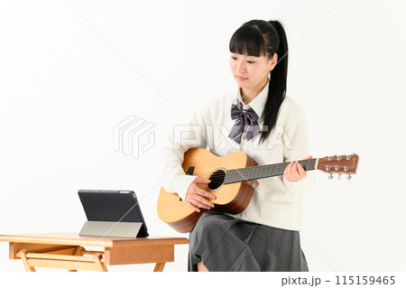 ギターを弾く女子高生 アコギ ギターを弾く女子高生 アコギ 115159465