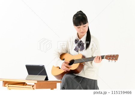 ギターを弾く女子高生　アコギ 115159466