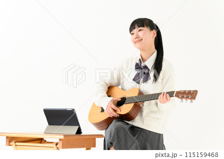 ギターを弾く女子高生　アコギ 115159468