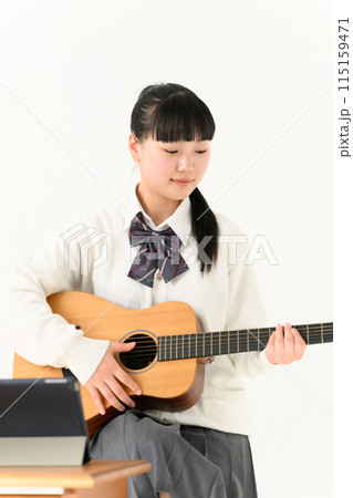 ギターを弾く女子高生　アコギ 115159471