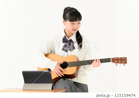 ギターを弾く女子高生　アコギ 115159474