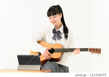 ギターを弾く女子高生　アコギ 115159475