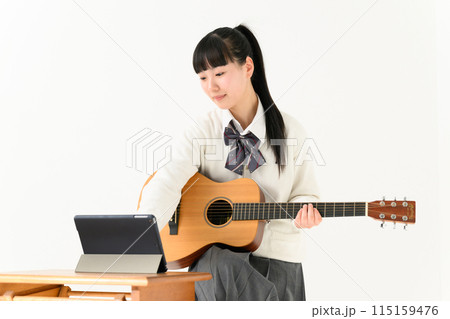 ギターを弾く女子高生 アコギ ギターを弾く女子高生 アコギ 115159476