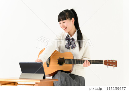 ギターを弾く女子高生　アコギ 115159477