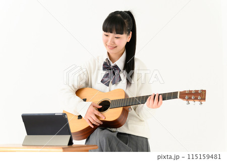 ギターを弾く女子高生　アコギ 115159481