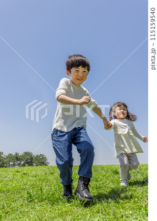 草原を走る兄妹 草原を走る兄妹 115159540