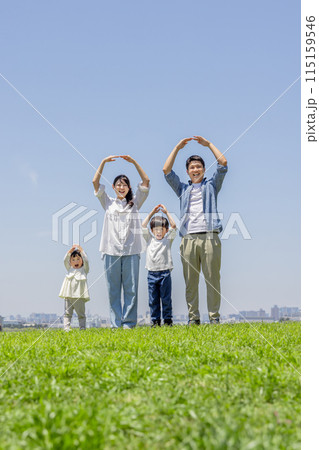 草原　家族　親子 115159546