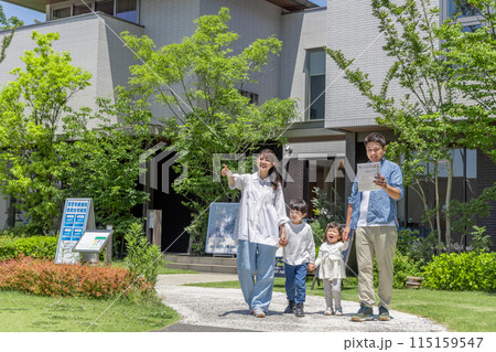 モデルハウス 見学 家族 住宅展示場 モデルハウス 見学 家族 住宅展示場 115159547