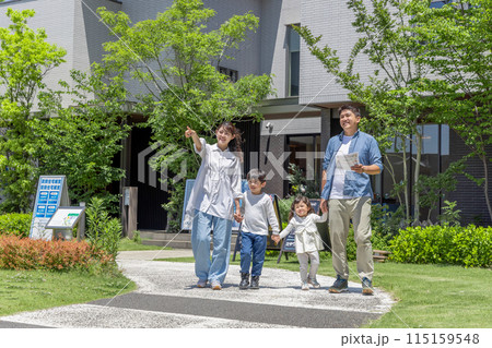 モデルハウス 見学 家族 住宅展示場 モデルハウス 見学 家族 住宅展示場 115159548