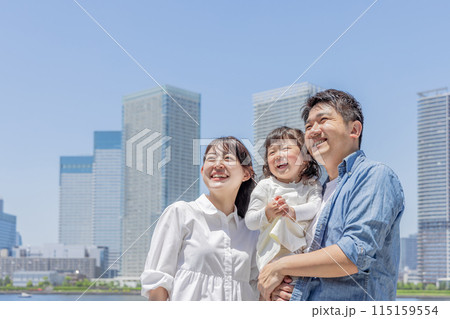 都会に住む家族　親子 115159554