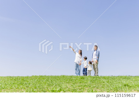 草原　家族　親子　指差し 115159617