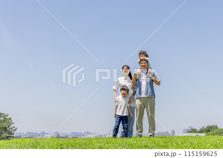 草原　家族　親子 115159625