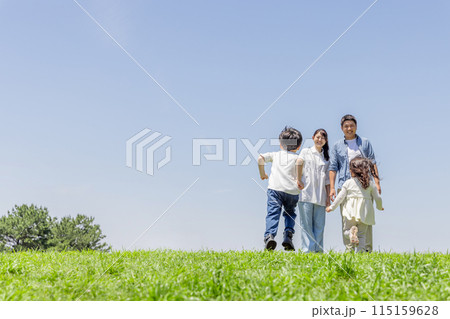 草原 家族 親子 草原 家族 親子 115159628