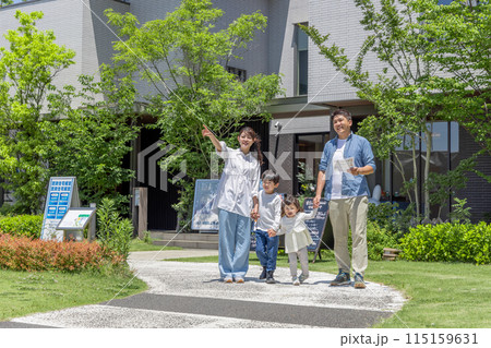 モデルハウス 見学 家族 住宅展示場 モデルハウス 見学 家族 住宅展示場 115159631