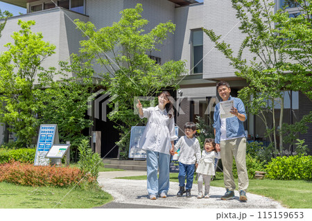 モデルハウス 見学 家族 住宅展示場 モデルハウス 見学 家族 住宅展示場 115159653