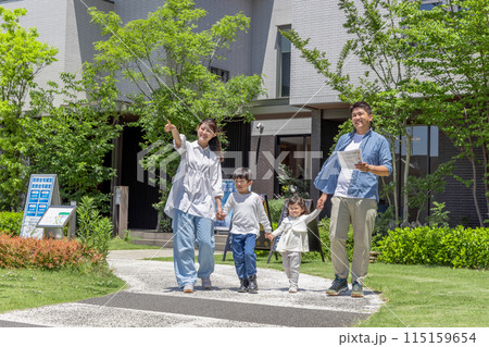 モデルハウス 見学 家族 住宅展示場 モデルハウス 見学 家族 住宅展示場 115159654