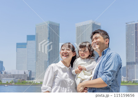都会に住む家族　親子 115159656