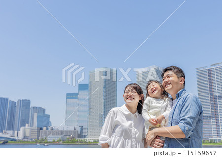 都会に住む家族 親子 都会に住む家族 親子 115159657