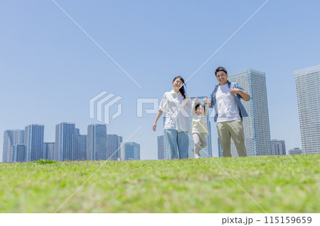 都会に住む家族 親子 都会に住む家族 親子 115159659