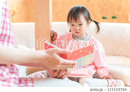保育園・幼稚園・託児所・保育所にいる幼稚園児・園児の女の子（絵本・読み聞かせ） 115159784