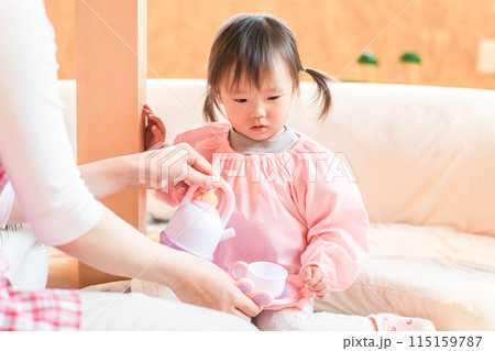 保育園・幼稚園・託児所・保育所にいる幼稚園児・園児の女の子(おままごと) 保育園・幼稚園・託児所・保育所にいる幼稚園児・園児の女の子(おままごと) 115159787