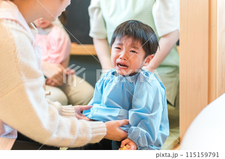 保育園・幼稚園でお着替えをする園児の男の子（ぐずる・泣く・イヤイヤ期） 115159791
