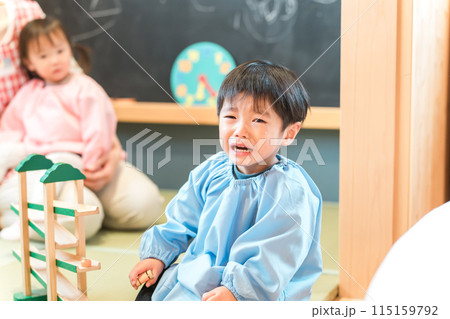 保育園・幼稚園・託児所・保育所でぐずる・大泣きする園児の男の子（イヤイヤ期・ギャン泣き・わがまま） 115159792