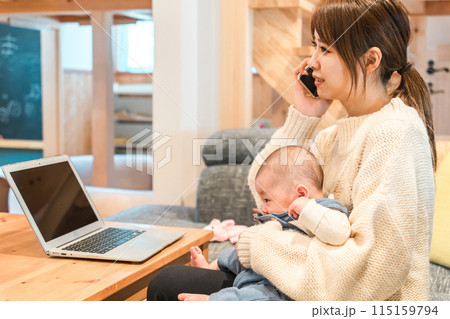 出産後に赤ちゃんを世話しながら仕事する女性（リモートワーク・在宅勤務） 115159794