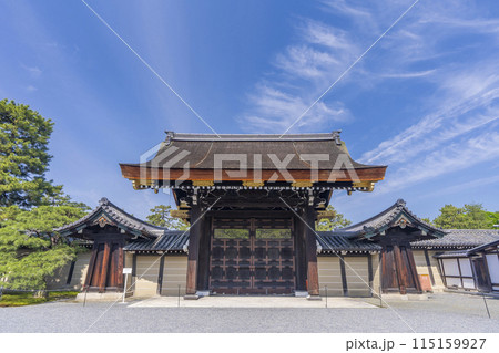 新緑の季節の京都御所　宜秋門 115159927