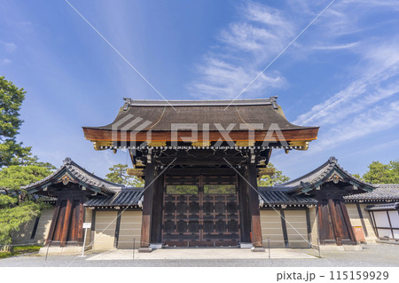 新緑の季節の京都御所　宜秋門 115159929