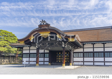 新緑の季節の京都御所　新御車寄 115159936