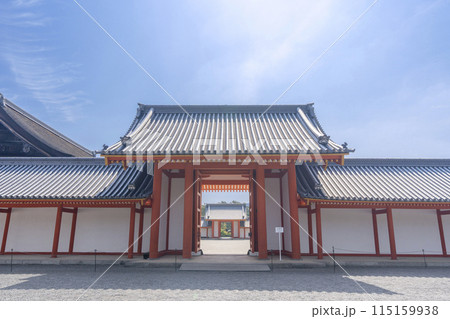 新緑の季節の京都御所　月華門から見える日華門 115159938