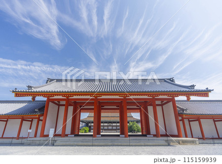 新緑の季節の京都御所 承明門から見える紫宸殿 新緑の季節の京都御所 承明門から見える紫宸殿 115159939