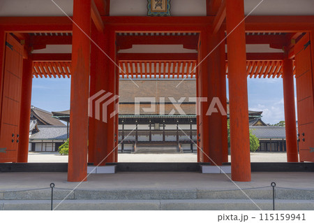 新緑の季節の京都御所 承明門から見える紫宸殿 新緑の季節の京都御所 承明門から見える紫宸殿 115159941