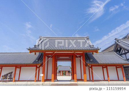 新緑の季節の京都御所 日華門から見える月華門 新緑の季節の京都御所 日華門から見える月華門 115159954