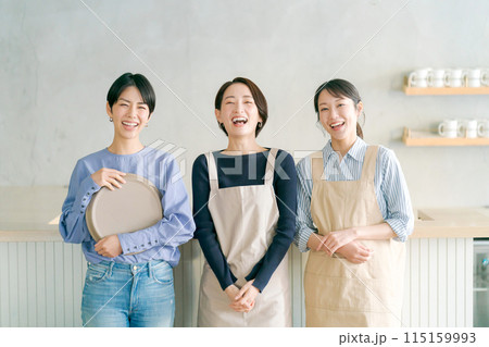 カフェで働く女性たち 115159993