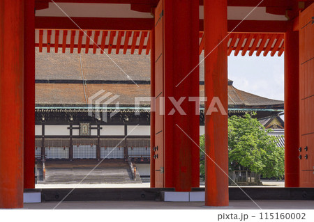 新緑の季節の京都御所　承明門から見える紫宸殿 115160002