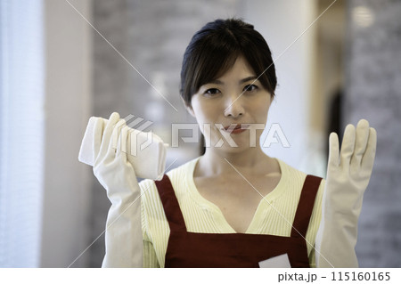 家事代行の女性スタッフ 115160165
