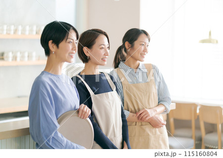 カフェで働く女性たち カフェで働く女性たち 115160804
