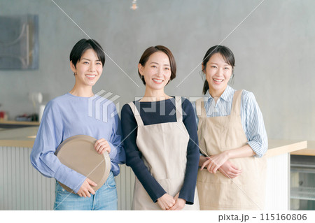 カフェで働く女性たち カフェで働く女性たち 115160806