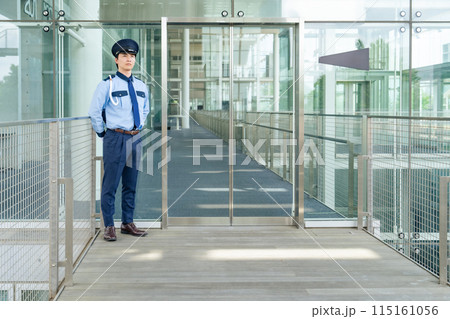 エントランスに立って見張りをする警備員 115161056